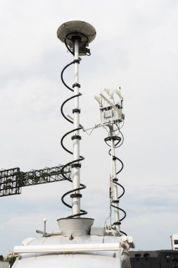 Askeri teçhizat ve silah sergisinde kontrol sistemleri radyo-elektronik araçlarda maruz radyo emisyon maruz ilerlik için radyo-elektronik savaş. Düşmanın iletişimi ve keşfi için
