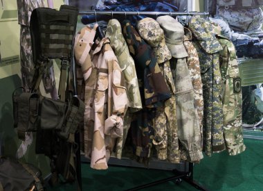 Belarus, Minsk, 17 Mayıs 2019: 9. Uluslararası Silah ve Askeri Teçhizat Milex Fuarı -2019. farklı askeri giysiler
