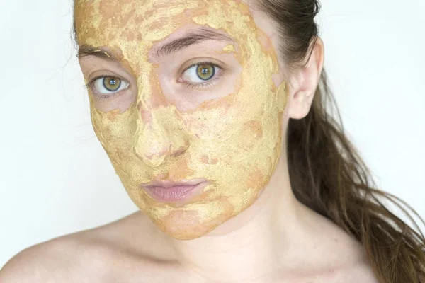 Kobieta z problemem pielęgnacji skóry zastosować kropkowaną naturalną maskę zielonych alg na trądzik na pryszcze — Zdjęcie stockowe