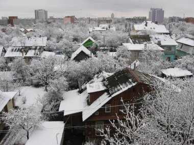 karla kaplı kış ağaçları ahşap evler ile bir şehir şehir üst görünümü, çevrenin görünümü