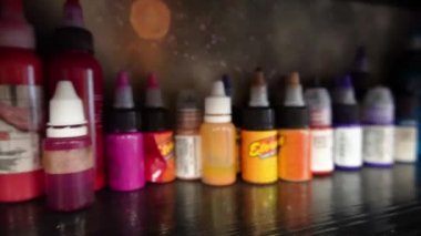 Belarus, Soligorsk, 22 Mayıs 2019: çeşitli çok renkli mürekkep Pigmentler boya kavanoz raf dövme üzerinde