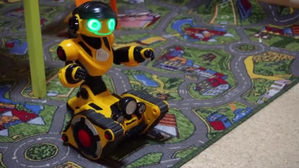 "Беларус", Минск, выставка роботов, 3 июня 2019 года: детский игрушечный робот-трейлер, человек едет крупным планом по комнате и улыбается — стоковое видео