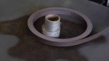 Mobilya üreten mobilya fabrikasında rulo kenar pvc kenar bantlama makine hattı bakan