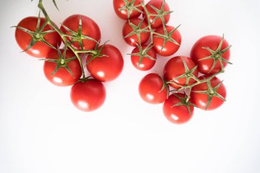 Beyaz bir arka plan üzerinde izole taze kırmızı domates kiraz Dalı