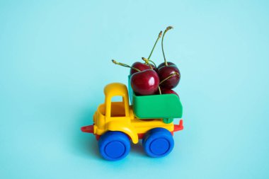 kiraz doğal vitaminler bir çocuk oyuncak araba gıda dağıtım kamyon lojistik kamyonun arkasında