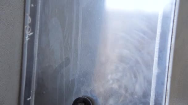 Keripik kayu berputar dan melompat di mesin kayu untuk produksi furnitur — Stok Video