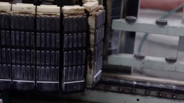 Cam işleme ve ürünler için bir üretim fabrikasında pencere camı için bantlı konveyör