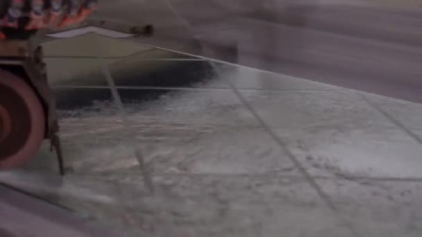 Специальное автоматическое оборудование для шлифования и фрезерования стекла на заводе — стоковое видео