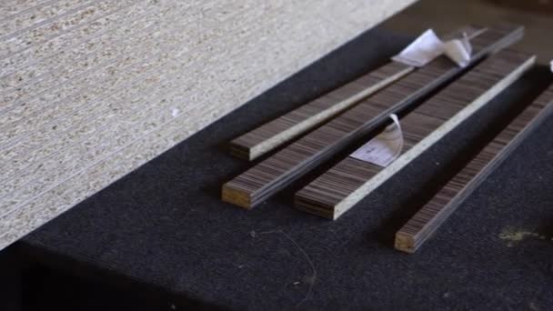 Skära trä bitar kvar från snickare hantverk Möbelverkstad, redo att återvinna och återanvända process — Stockvideo