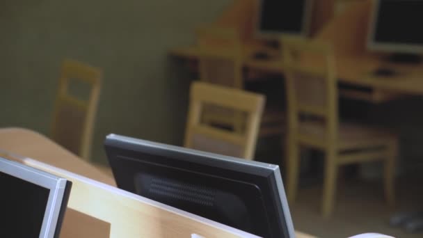 Töm datorrum, prydligt arrangerade för student i en dator klassrummet jobb — Stockvideo