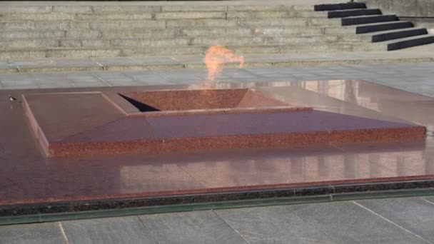 Den eviga flamman är en symbol för seger i andra världskriget. Massgravar soldater. "Eternal Flame" på Memorial till de fallna försvararna av moderlandet. — Stockvideo