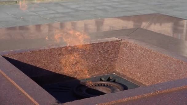 The eternal flame is symbol of victory in the Second World War. Mass graves of soldiers. "Eternal Flame" at the memorial to the fallen defenders of the Motherland. — Stock Video