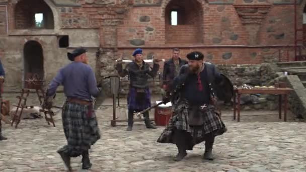 Belarús, el pueblo de Mir, Castillo de Mir, 16 de junio de 2019: mirada teatral a la historia de Belarús, una batalla con las espadas de dos hombres de la Edad Media, gente de Escocia — Vídeos de Stock