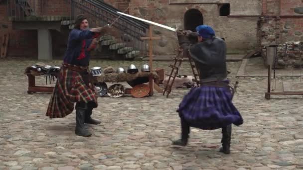 Bělorusko, vesnice Mir, Mir Castle, 16. června 2019: divadelní pohled na dějiny Běloruska, bitva s meči dvou mužů středověku, lidí ze Skotska — Stock video