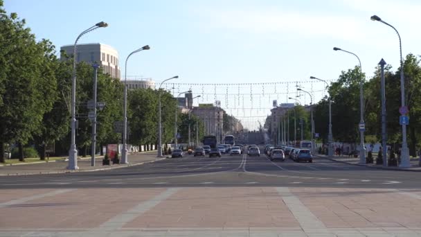 Minsk, Bielorrússia, 16 de junho de 2019: tráfego na Avenida da Independência perto da Praça da Vitória no cruzamento de um carro dirigindo — Vídeo de Stock