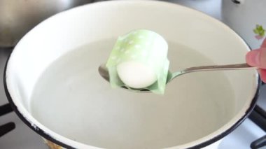 plastik polka nokta yeşil renkten yapılmış kaynamış su etiketi bir kase Paskalya tatili için ev yapımı tavuk yumurtası dekor