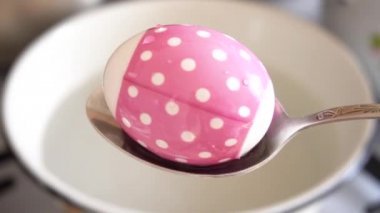 plastik polka nokta pembe renkten yapılmış kaynamış su etiketi bir kase Paskalya tatili için ev yapımı tavuk yumurtası dekor