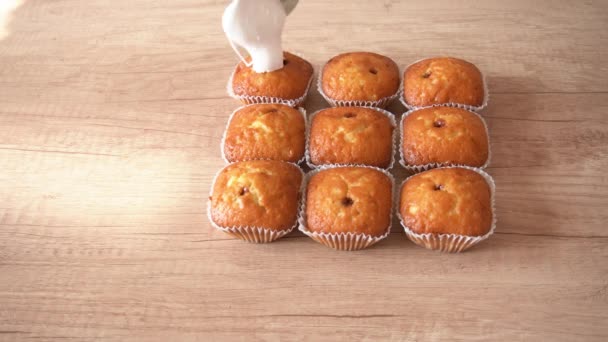 Dekorera påsk muffins med grädde. Med sked. hem bakning Concept — Stockvideo