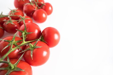 Beyaz bir arka plan üzerinde izole taze kırmızı domates kiraz Dalı