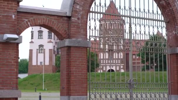 Belarús, el pueblo de Mir, Castillo de Mir, 16 de junio de 2019: edificio histórico castillo, atracción turística de Belarús — Vídeos de Stock