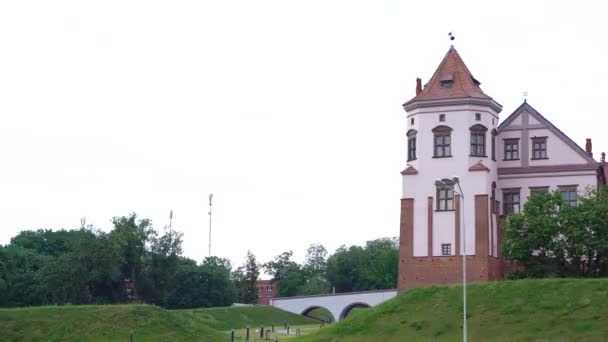 Białoruś, wioska Mir, zamek Mir, 16 czerwca 2019: zabytkowy zamek, atrakcja turystyczna Białorusi — Wideo stockowe