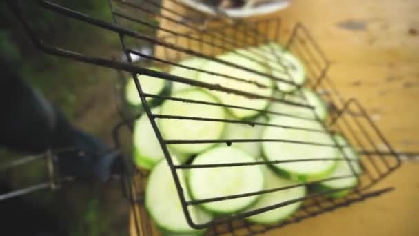 Rauwe courgette geplaatst in de grill op rustieke tafel in de boerderij tuin close-up — Stockvideo