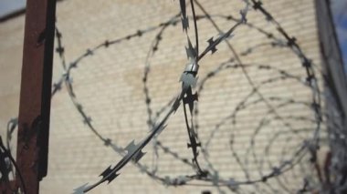 dikenli tel açık gökyüzü arka plan ile çit