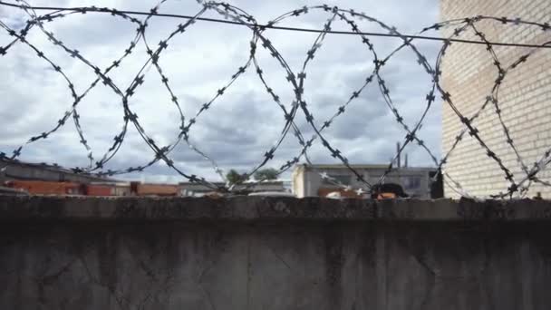 The territory is fenced fence with barbed wire outdoor sky background — Stock Video