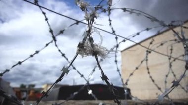 dikenli tel açık gökyüzü arka plan ile çit üzerinde şerit wavers