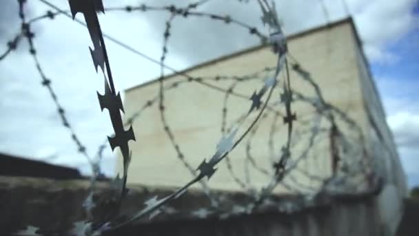 Clôture avec fil de fer barbelé fond ciel extérieur — Video