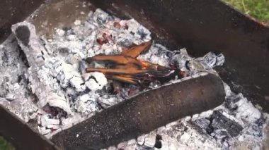 barbekü ızgara ve duman közler gibi yanmış yakacak yanan