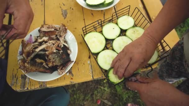 Rå zucchini placeras i grillen på rustikt bord i gårds trädgården — Stockvideo