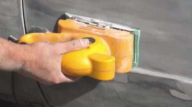 boyama önce araç gövdesinin hazırlık aşaması: parlatma ve yüzey tesviye