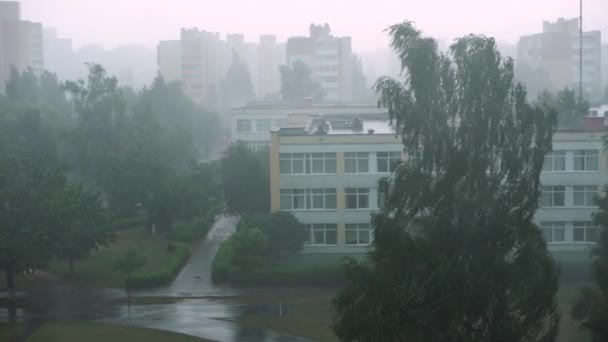 Pemandangan dari jendela di tempat tidur khas kota di Rusia, Belarus dan gedung sekolah di bawah hujan lebat pada hari yang mendung di musim panas — Stok Video