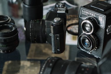 Belarus, Soligorsk, Temmuz 1, 2019: Sovyet film analog Retro kameralar ve lensler yakın çekim fotoğraf stüdyosu veya müze koleksiyonunda birçok eski çeşitli