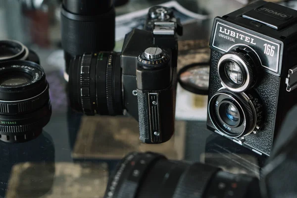 白俄罗斯,索利戈尔斯克,2019年7月1日:许多老式的苏联电影模拟复古相机和镜头特写在摄影棚或博物馆收藏 免版税图库图片