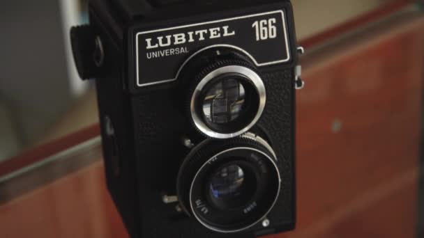 Belarús, Soligorsk, 1 de julio de 2019: La vieja cámara de cine retro de pantalla ancha Lubitel Universal 166 sobre fondo blanco — Vídeo de stock