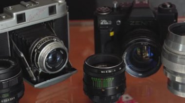 Belarus, Soligorsk, Temmuz 1, 2019: Sovyet film analog Retro kameralar ve lensler yakın çekim fotoğraf stüdyosu veya müze koleksiyonunda birçok eski çeşitli