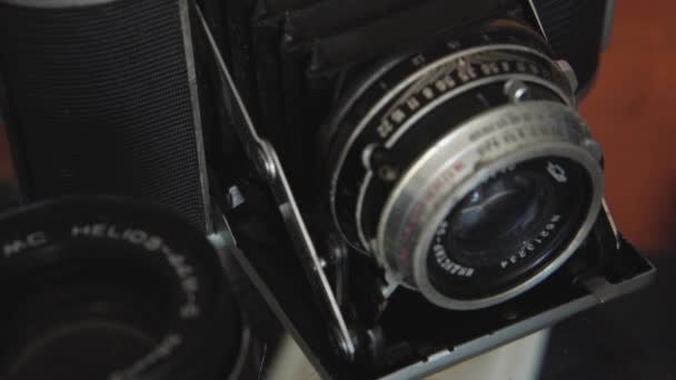 Vitryssland, Soligorsk, 1 juli 2019: många gamla utbud av sovjetiska filmen analoga Retro kameror och linser närbild i fotostudio eller Museum — Stockvideo