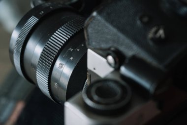 Beyaz arka planda eski Retro geniş ekran film kamerası