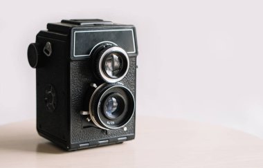 Beyaz arka planda eski Retro geniş ekran film kamerası