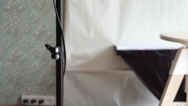 Éclairage studio en forme de parapluie sur le rack — Video