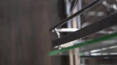 Mutfak mobilyaları için mobilya parçaları bir dükkan pencere yakın çekim örnek bir bar sayacı için bir tüp üzerinde metal dönen raf