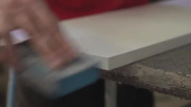 Mobilya sektöründe yakın çekim erkek eller Lehçe ahşap detay