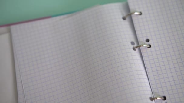 Open notebook in sectie op metalen ringen close-up — Stockvideo