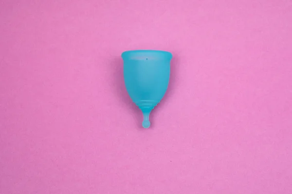 Copa menstrual azul sobre fondo rosa. higiene femenina durante el período, vista superior —  Fotos de Stock