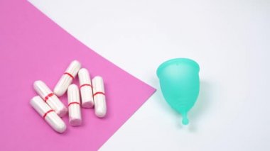 kadın el adet döneminde hijyenik tamponlar, kişisel bakım ürünleri alternatif olarak adet fincan seçer