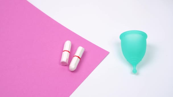 Vrouwelijke hand kiest de menstruele Cup als alternatief voor hygiënische tampons, een voordelige herbruikbare eco-vriendelijke middelen voor persoonlijke hygiëne tijdens de menstruatie periode tijd — Stockvideo