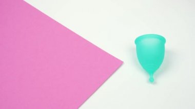 kadın el hijyenik tamponlar alternatif olarak adet fincan seçer, adet dönemi yakın çekim sırasında kişisel bakım ürünleri