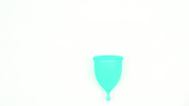 花瓣不均匀地落在蓝色的月经杯上 — 图库视频影像